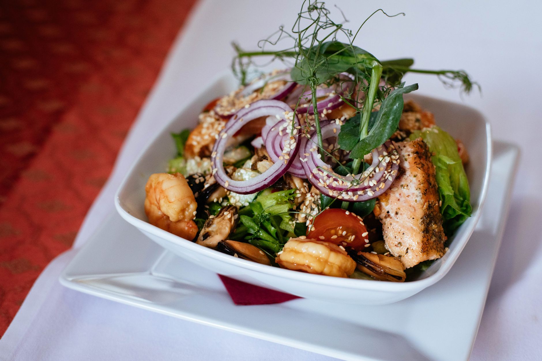 Anti-inflammatory salmon and greens bowl with tomatoes and seeds