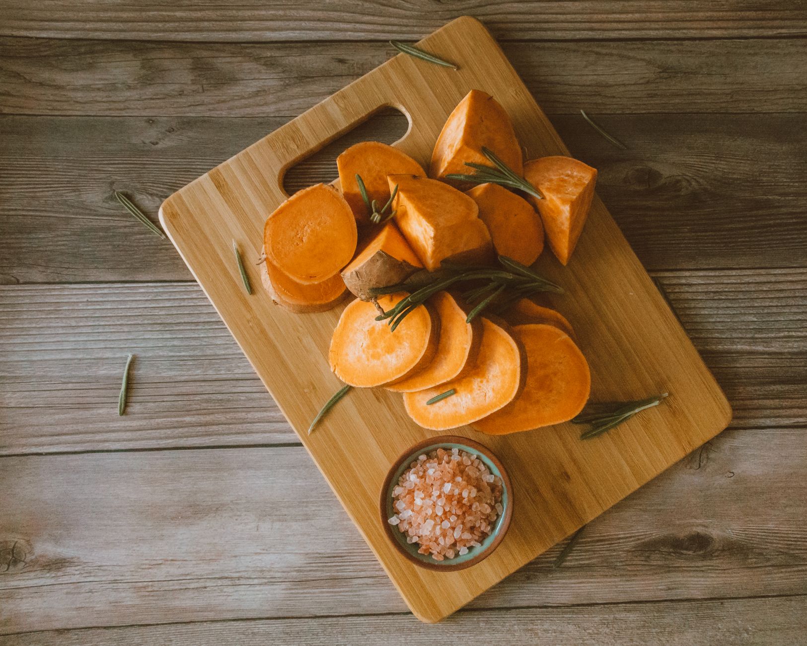 Sweet potato slices with rosemary and ginger, foods you can eat on the AIP diet