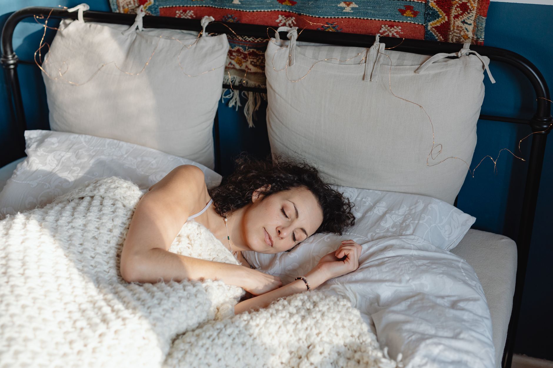 Woman sleeping in bed, sleep is the lever with the strongest evidence for lowering inflammation