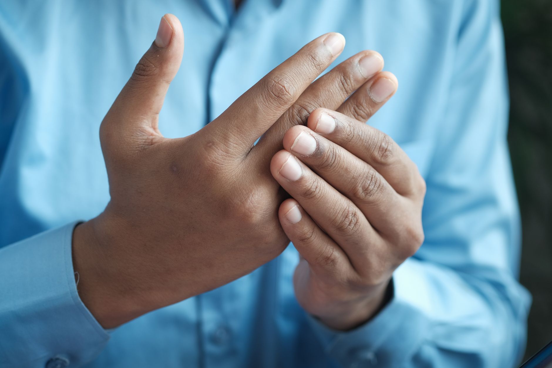 Close-up of stiff hands, a sign of inflammatory joint pain