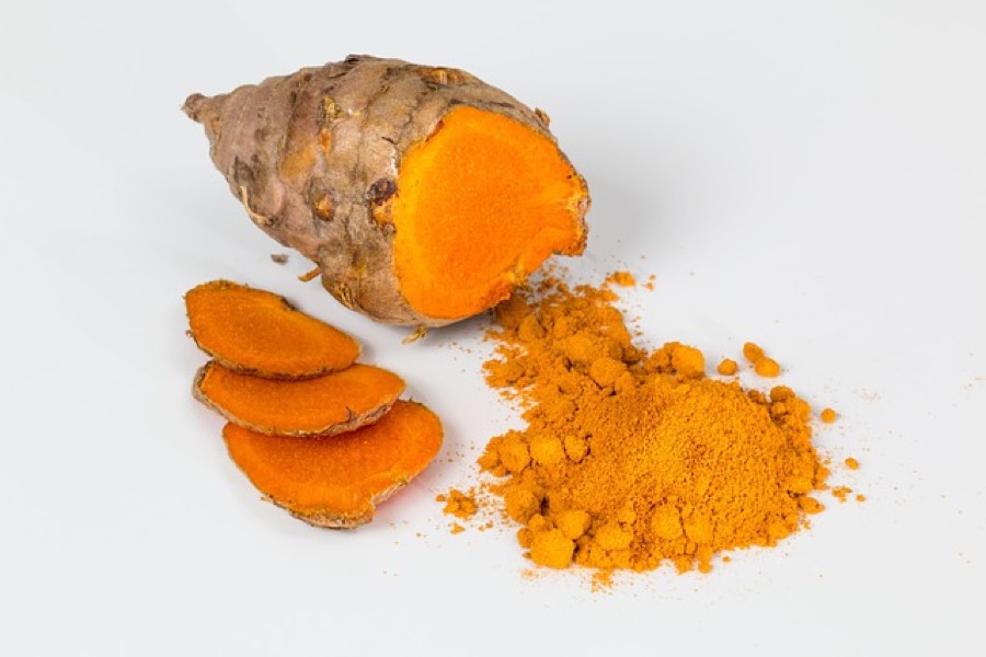 Fresh turmeric root and ground turmeric powder