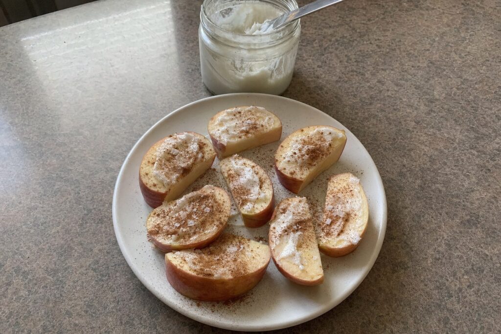 Rodajas de manzana caseras con mantequilla de coco y canela