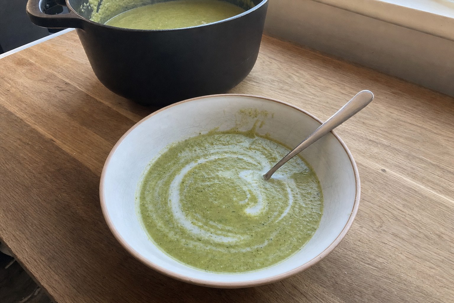 Sopa cremosa casera de brócoli y puerro con leche de coco