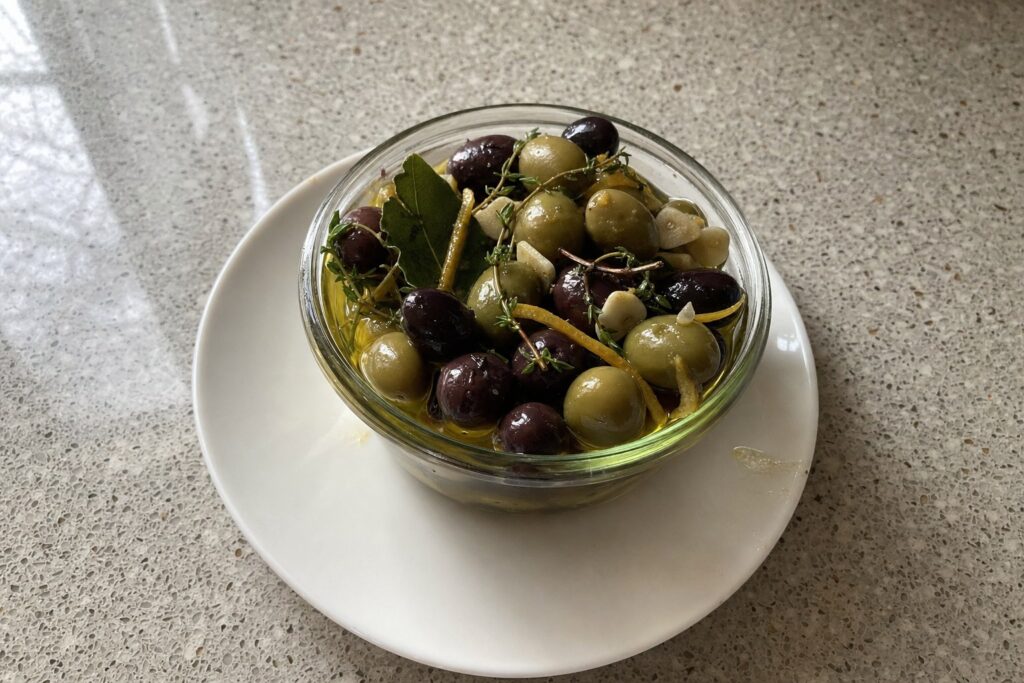 Aceitunas caseras marinadas con hierbas, cítricos y tomillo